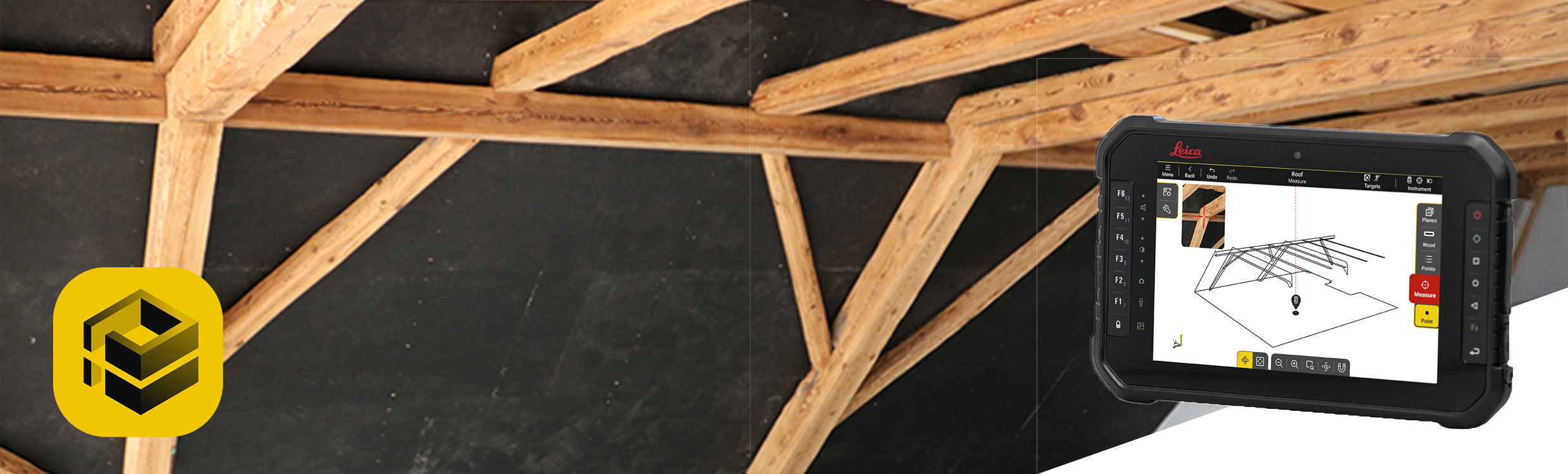 Software Leica iCON trades para el acabado de interiores en una tableta negra Leica iCON delante de una obra de construcción de tejados de madera aislados.